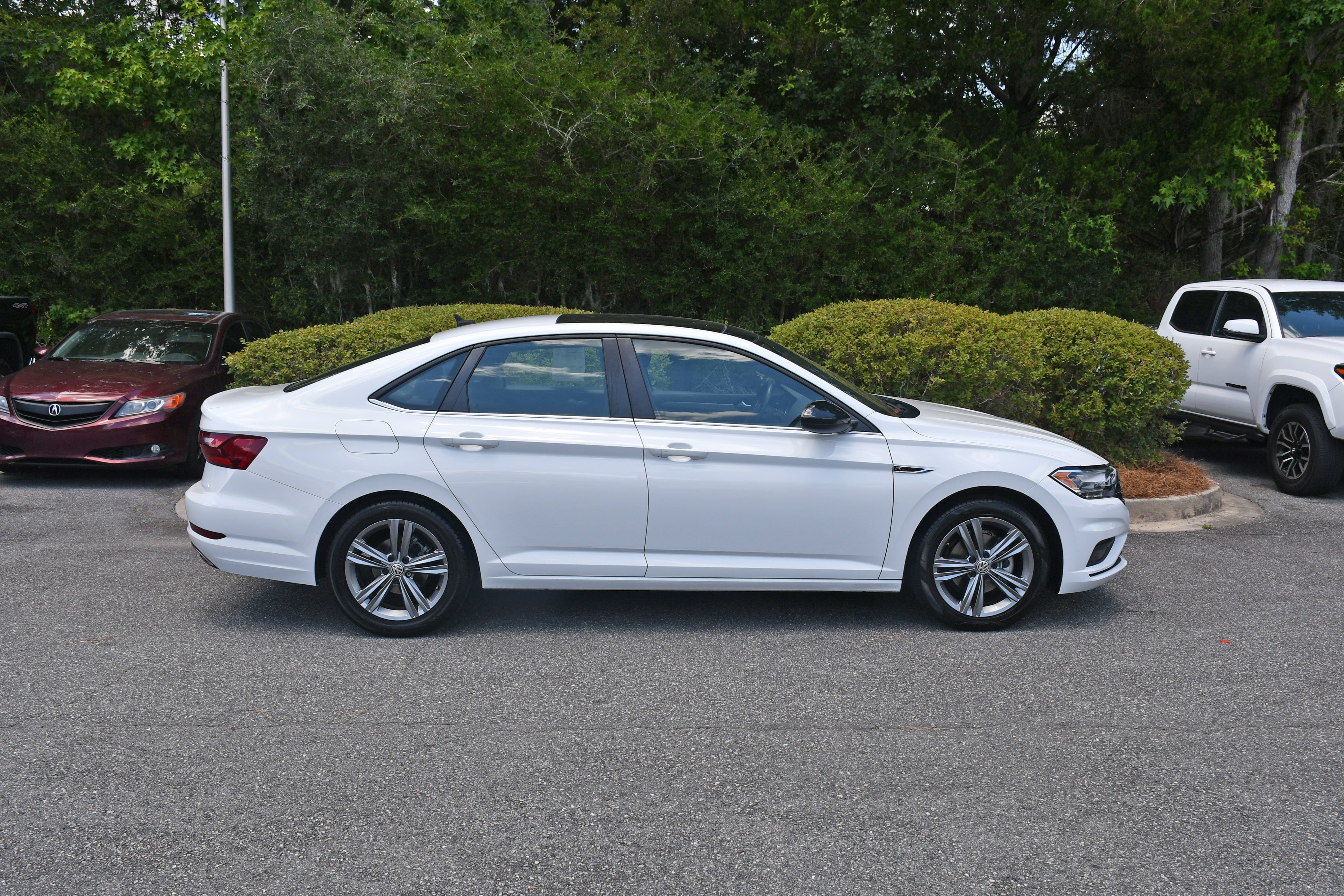Used 2021  Volkswagen R-Line image 5