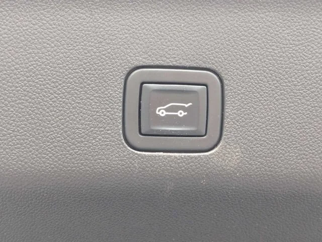 Used 2023 Iridescent Pearl Tricoat Chevrolet High Country image 13