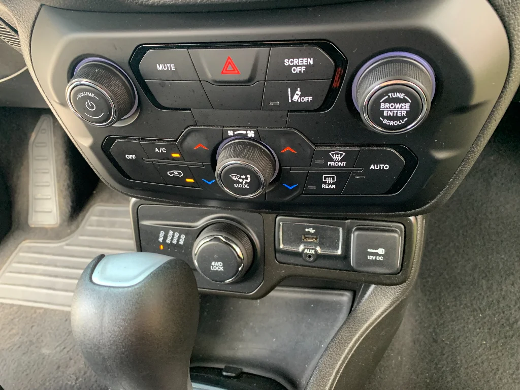 Used 2021 Black Clearcoat Jeep Latitude image 18