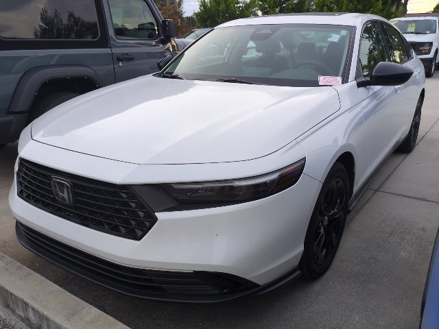 Used 2025 Platinum White Pearl Honda SE image 5