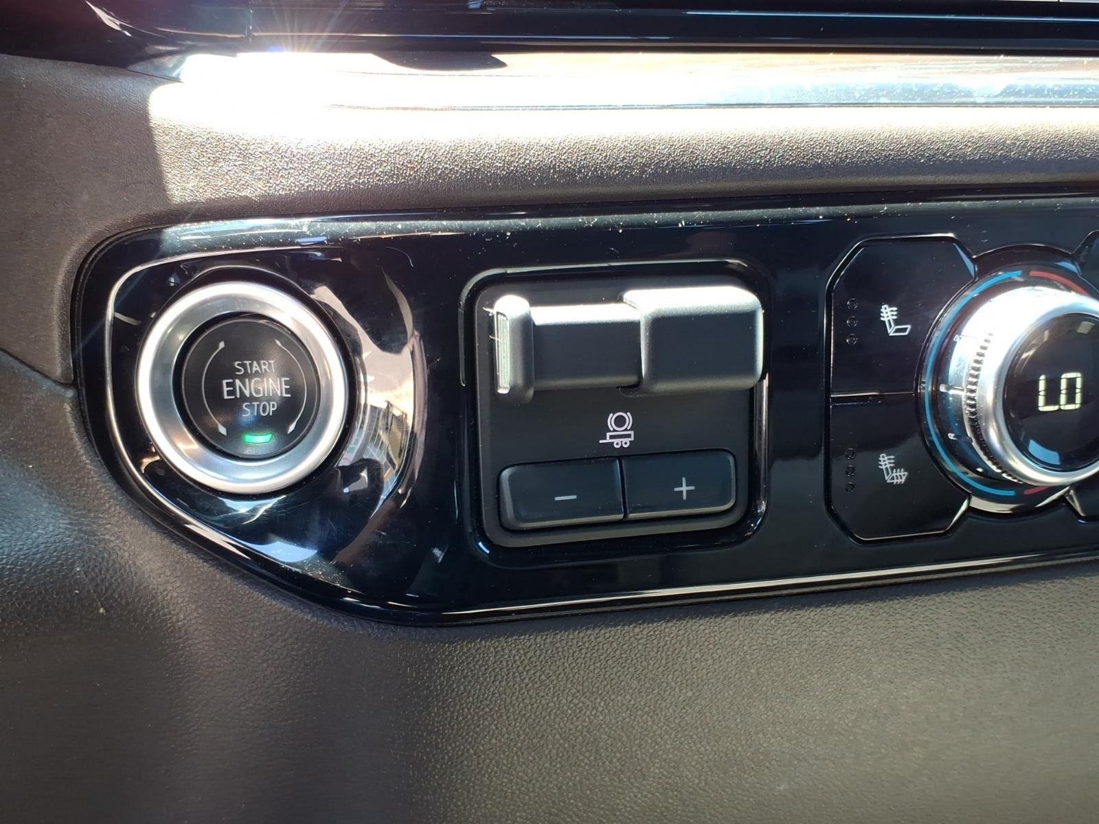 Used 2025 Onyx Black GMC SLT image 8