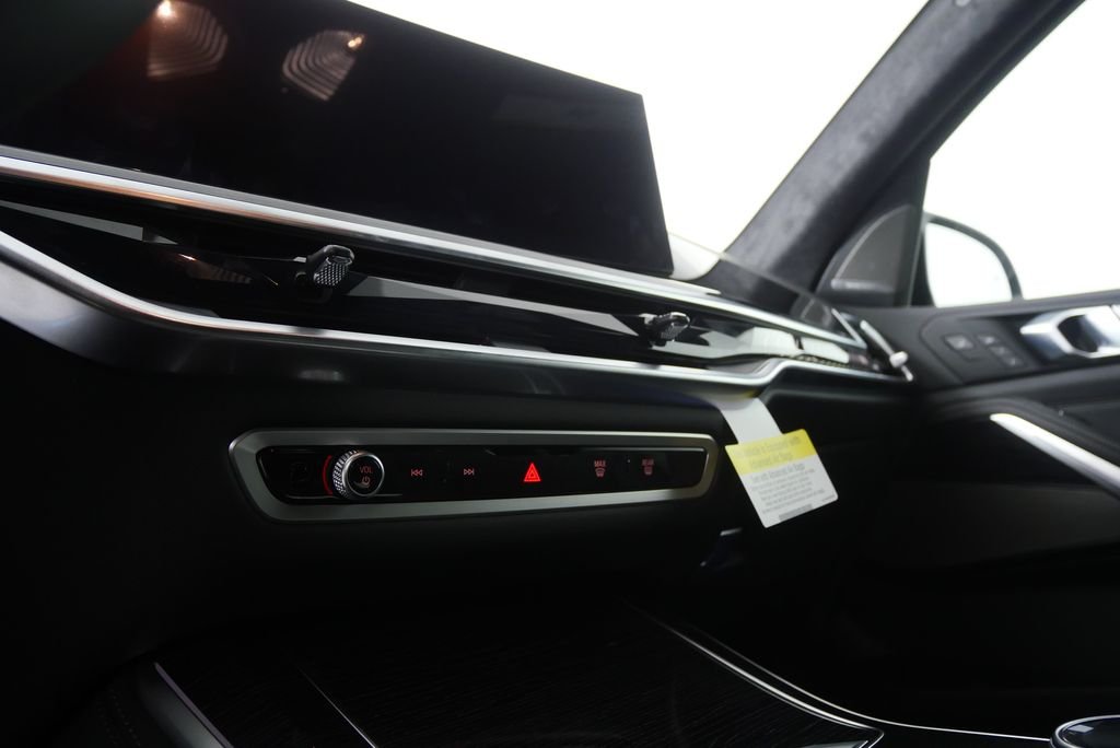 Used 2026 Skyscraper Grey Metallic BMW M60i image 21
