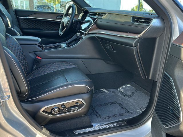 Used 2025  Jeep Summit image 44