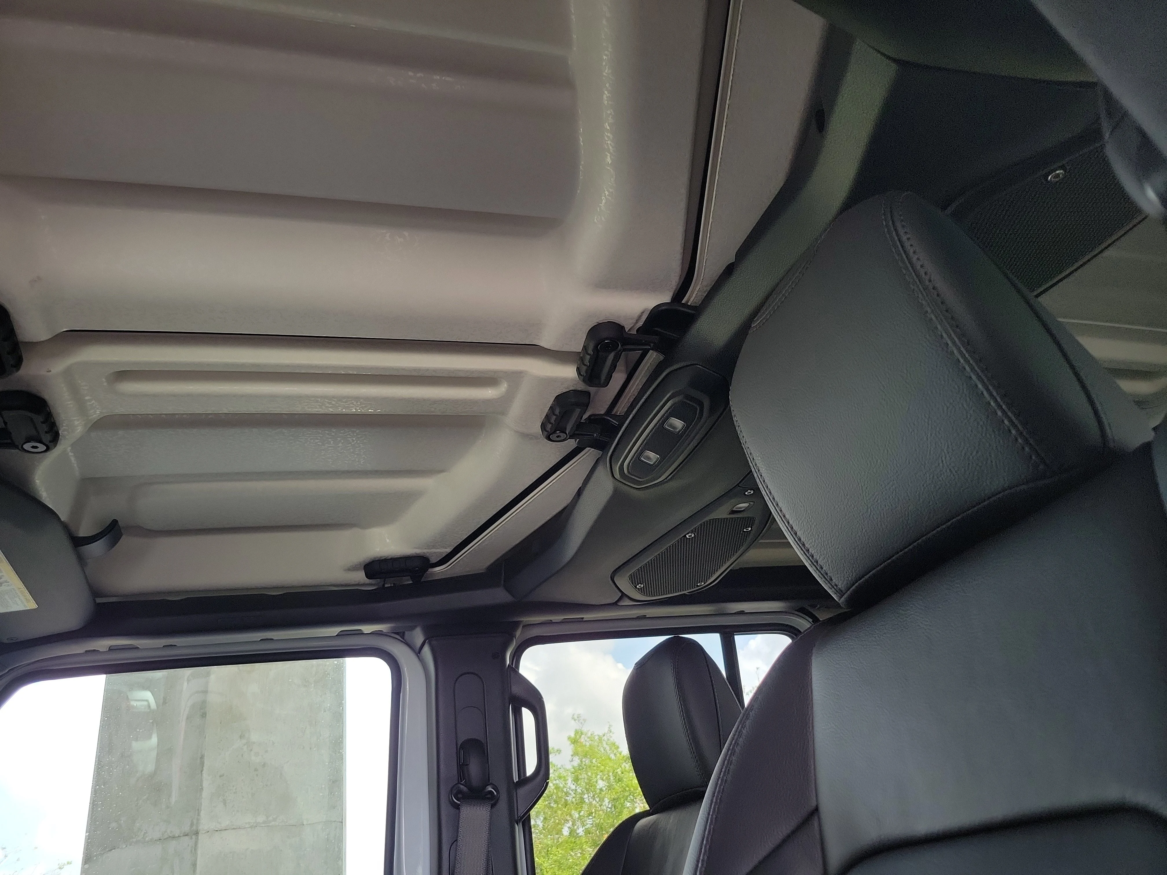 New 2026 Bright White Clear-Coat Exterior Paint Jeep Sahara image 18