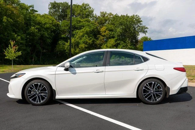 Used 2025 Pearl Toyota XLE image 9