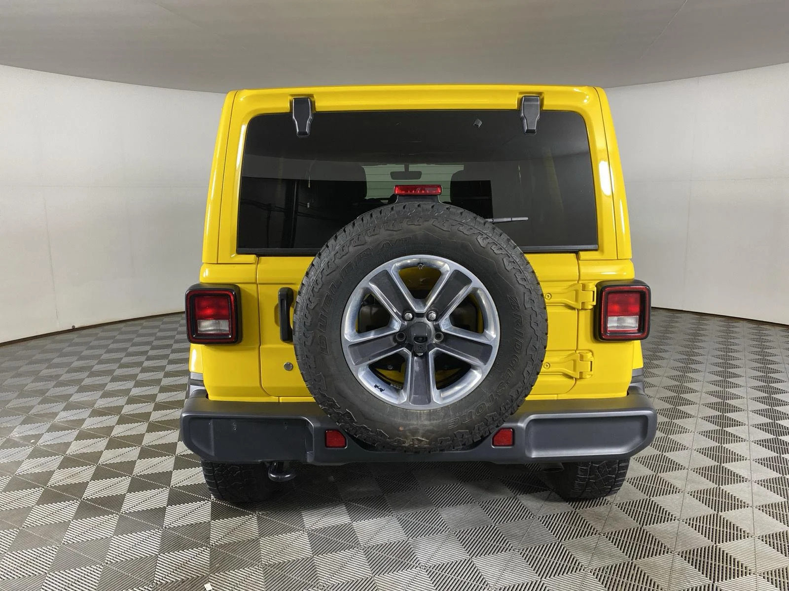 Used 2019 Hellayella Jeep Sahara image 9