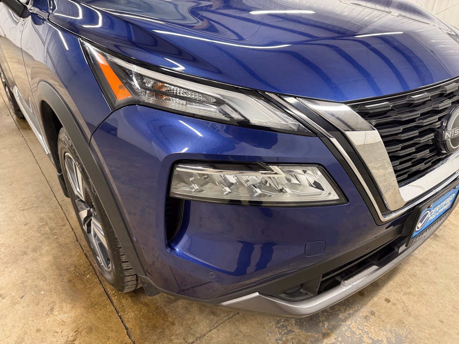 Used 2023 Blue Nissan SL image 4