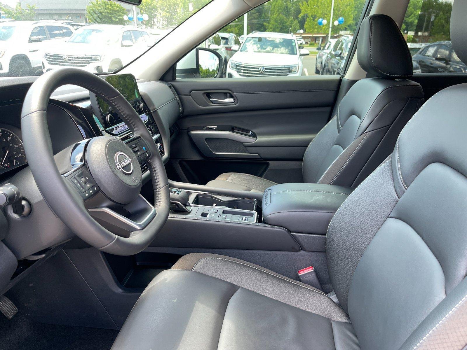Used 2025 Everest White Pearl Tricoat Nissan SL image 15