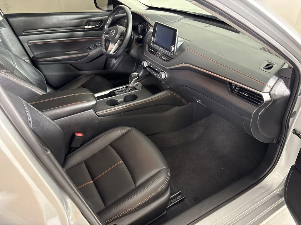 Used 2021 Silver Nissan 2.5 SR image 16