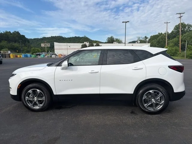Used 2025 Summit White Chevrolet 2LT image 10