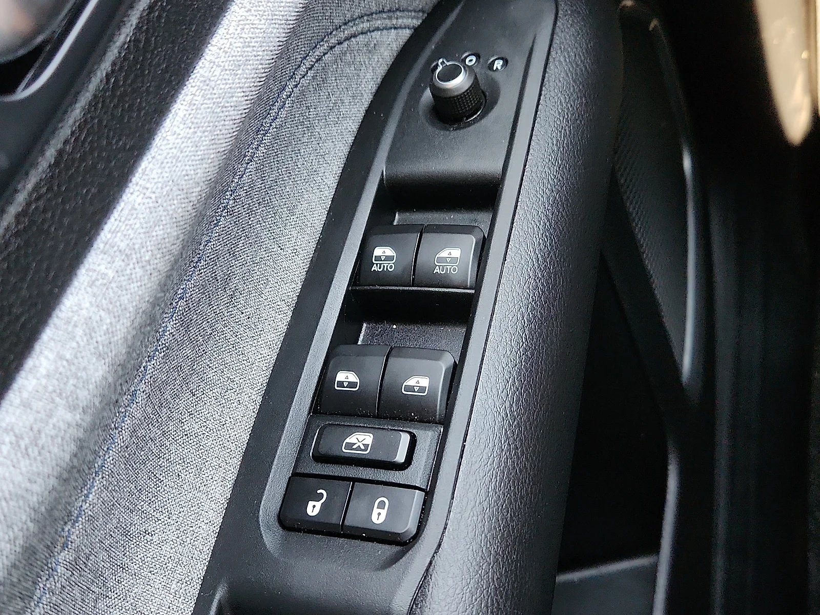 New 2025 Black Jeep LIMITED 4X4 image 17