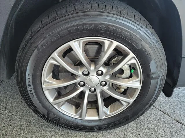 Used 2022 White Jeep Latitude Lux image 6