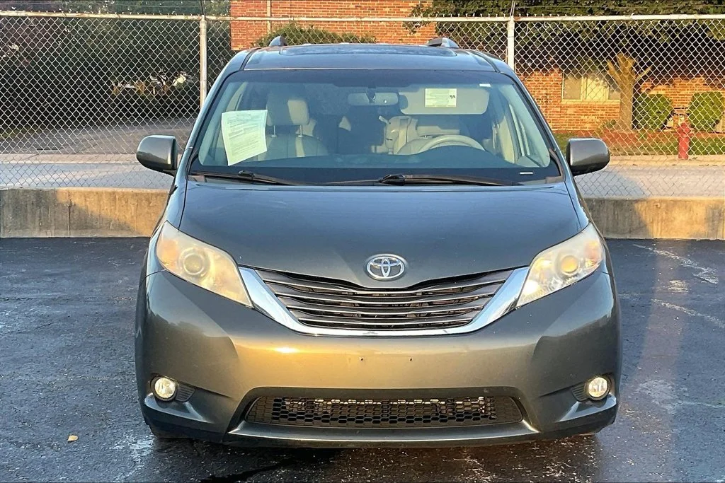 Used 2013 Toyota Sienna XLE with VIN 5TDYK3DC1DS335628 for sale in Oak Lawn, IL
