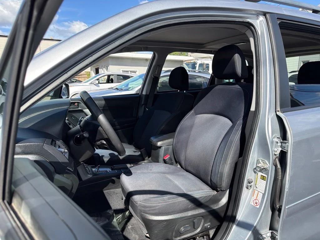 Used 2015 Silver Subaru 2.5i Premium image 24