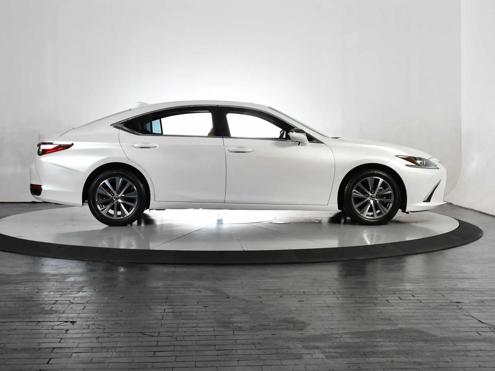 Used 2021 Eminent White Pearl Lexus  image 8