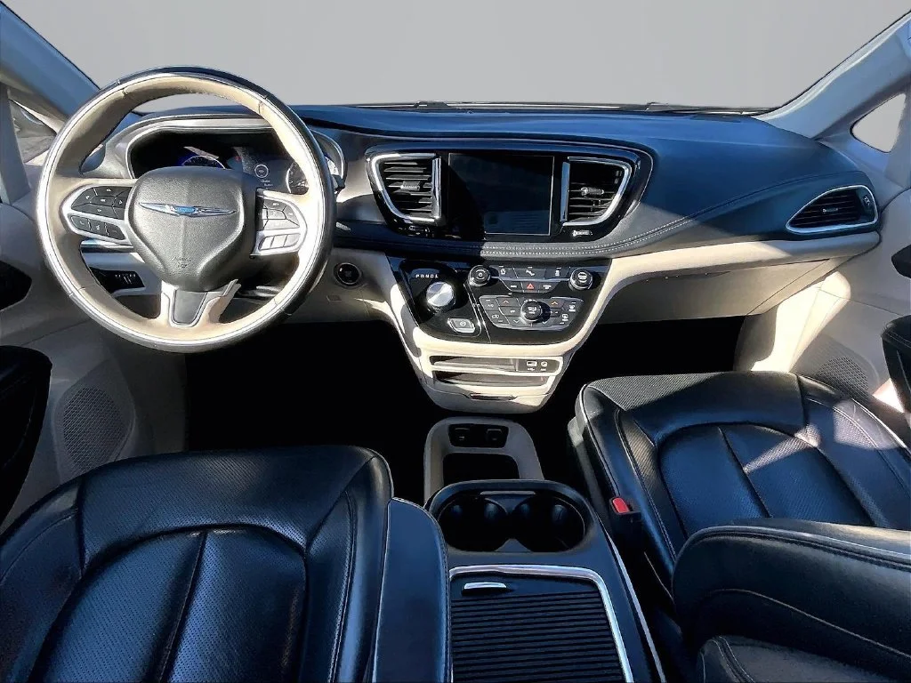 Used 2018 White Chrysler Limited image 15