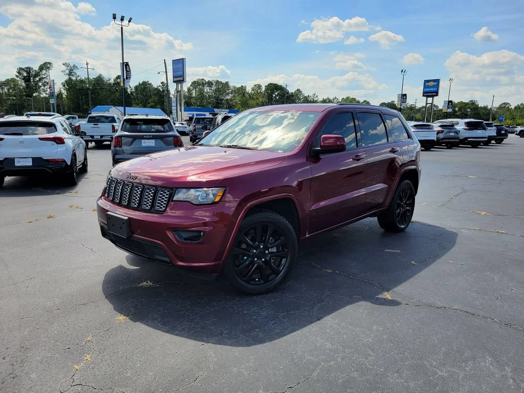 Used 2018 Red Jeep Altitude 4x4 image 2