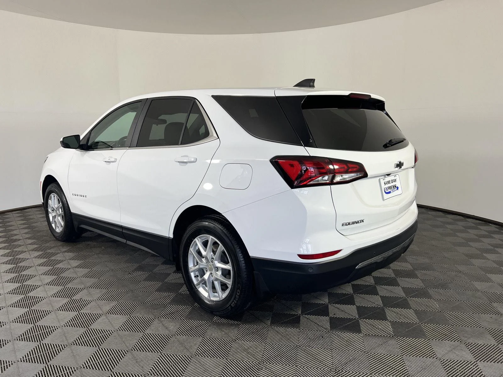 Used 2024 Summit White Chevrolet LT image 27