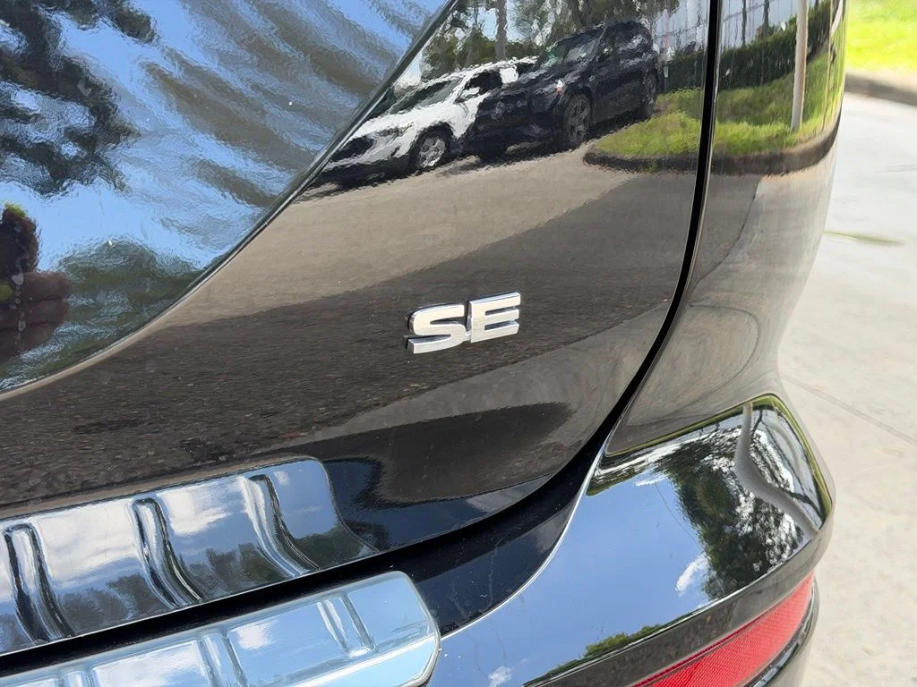 Used 2025 Black Mitsubishi SE image 19