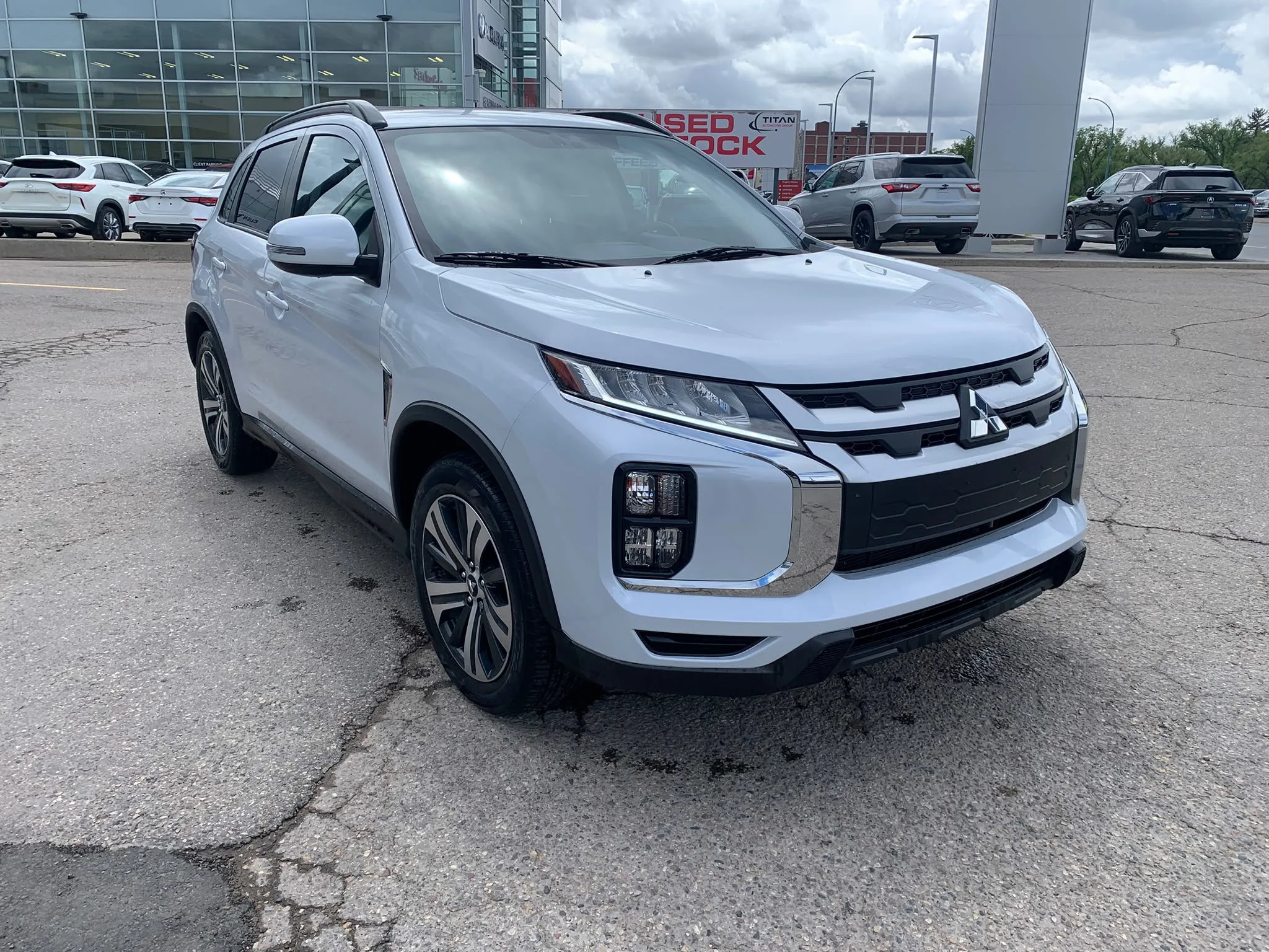Certified Used 2022 White Diamond Mitsubishi SE AWD*White Diamond | Htd Premium Seats | Htd Steering Wheel | Park Assist | Roof Rails | CarPlay image 5