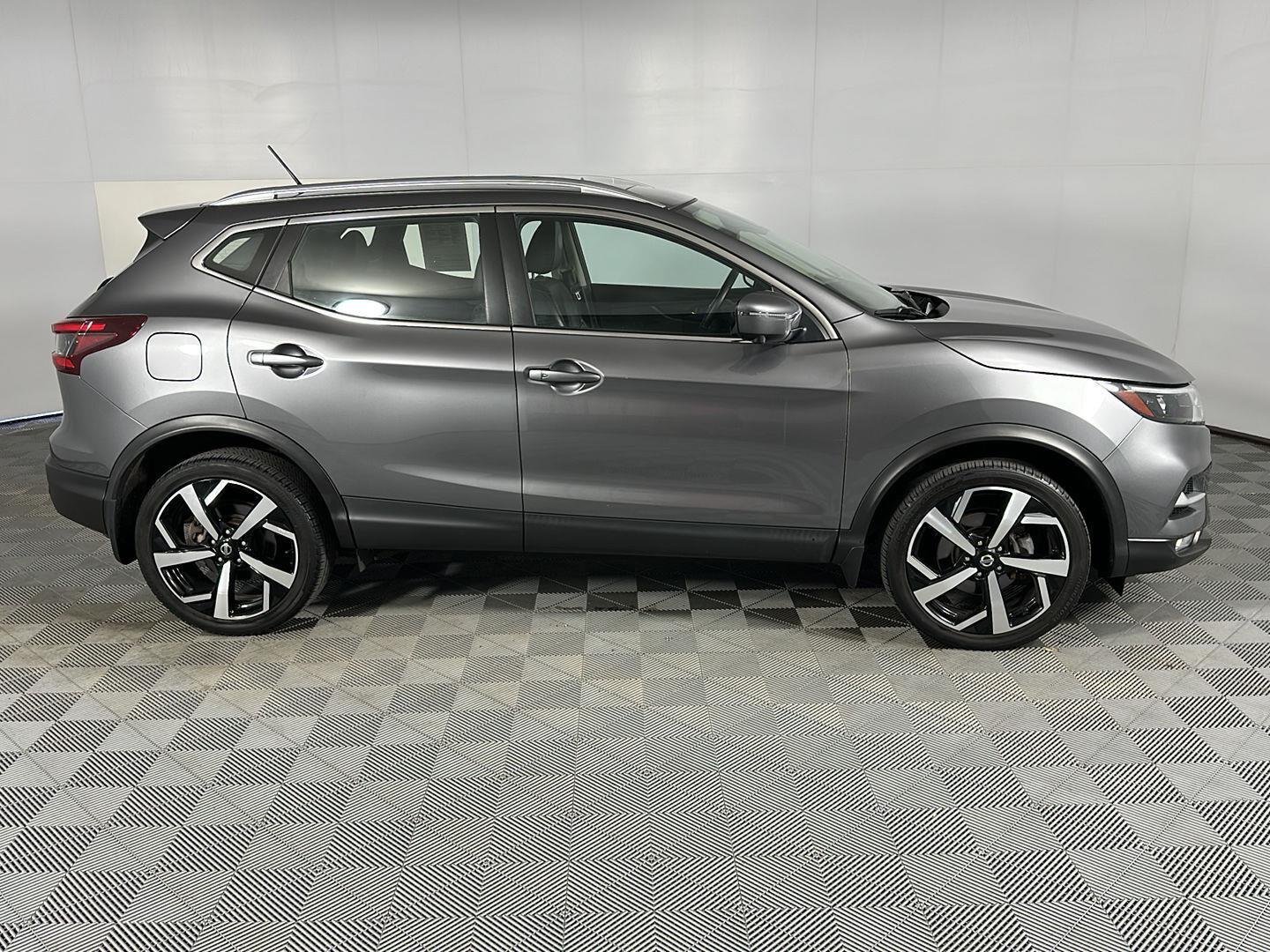 Used 2022 Gun Metallic Nissan SL image 4