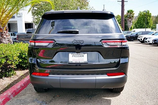 New 2026 Diamond Black Crystal Pearl-Coat Exterior Paint Jeep Altitude image 10