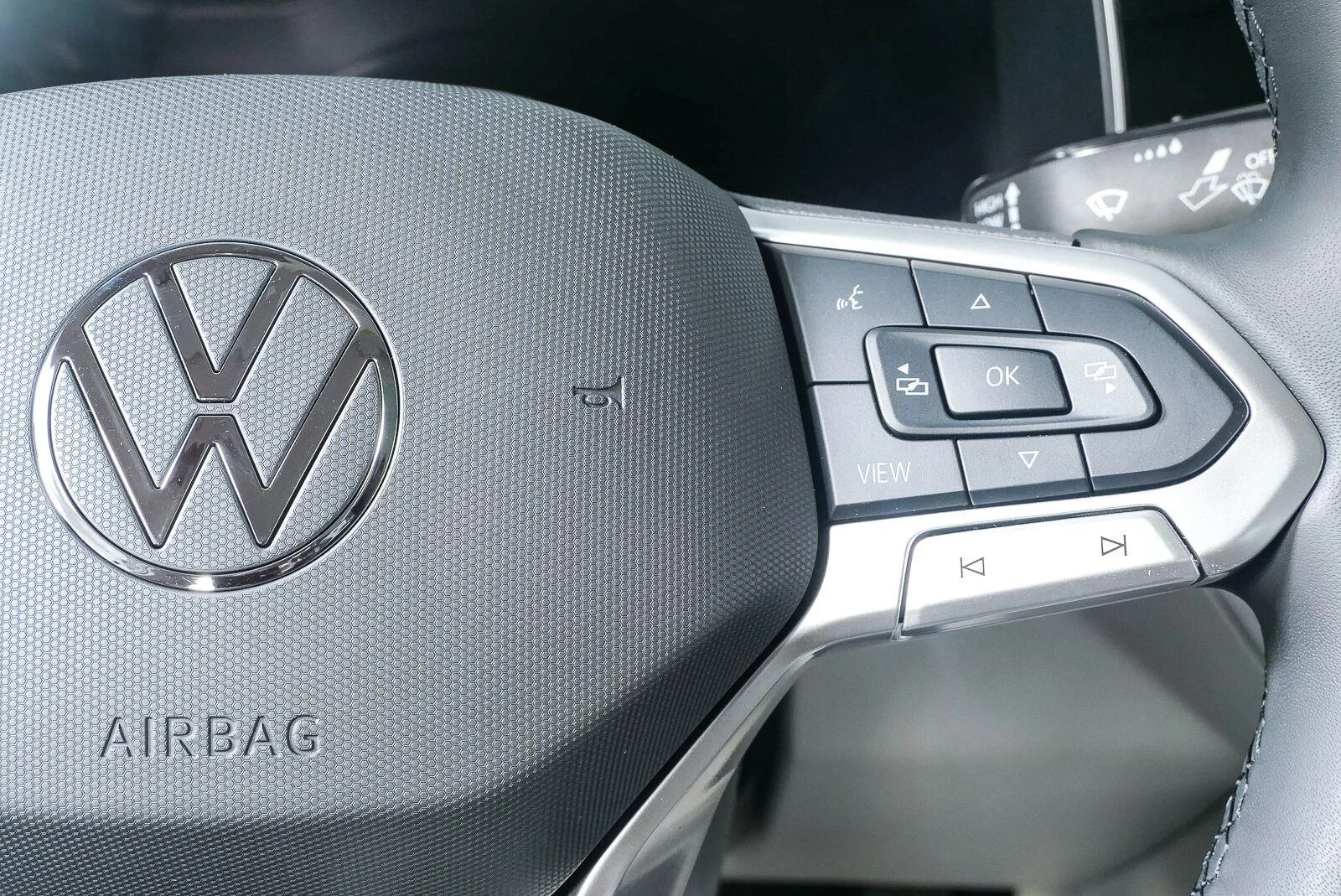 New 2027 Opal White Pearl Volkswagen SE image 15