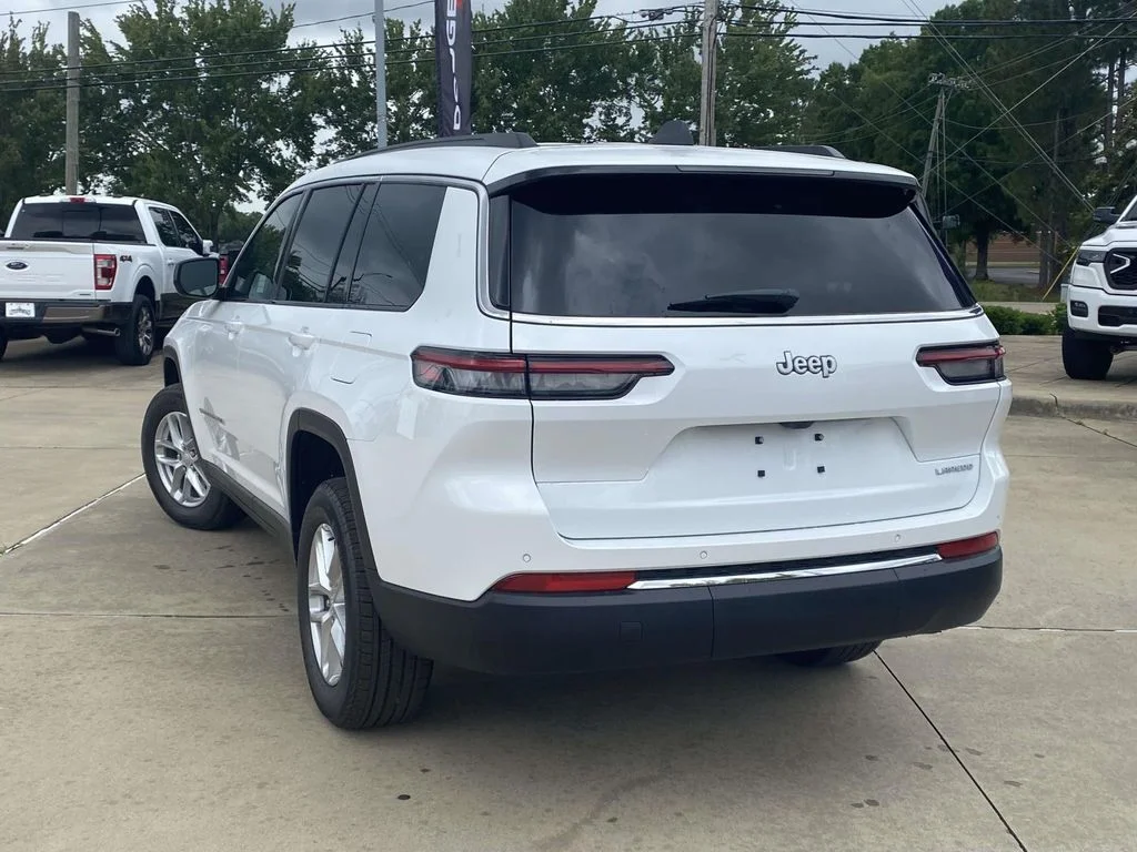 New 2026 Bright White Clear-Coat Exterior Paint Jeep Laredo X image 4