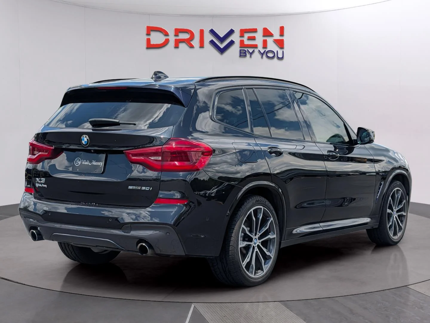 Used 2020 Black Sapphire Metallic BMW sDrive30i image 5