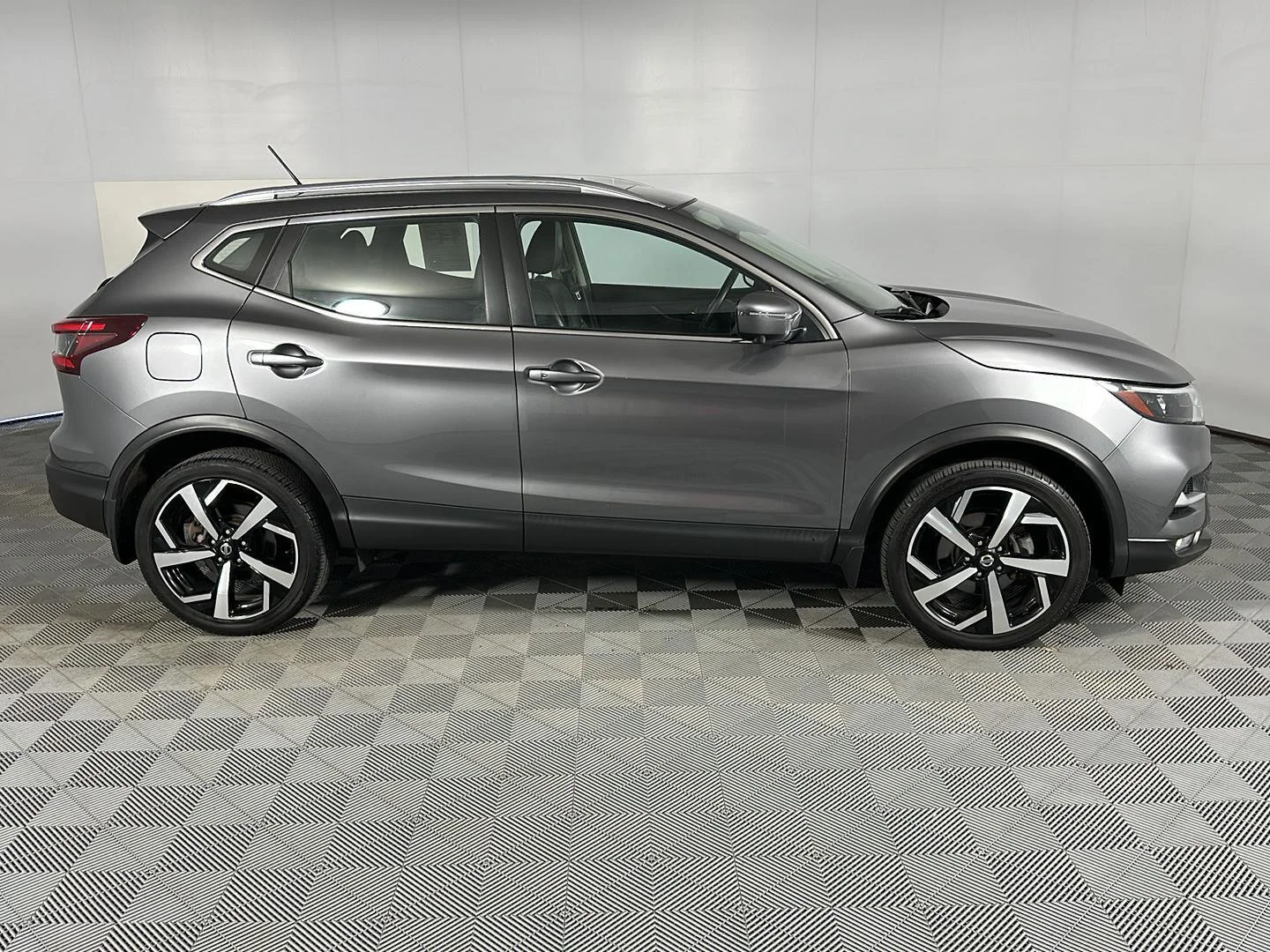 Used 2022 Gun Metallic Nissan SL image 4