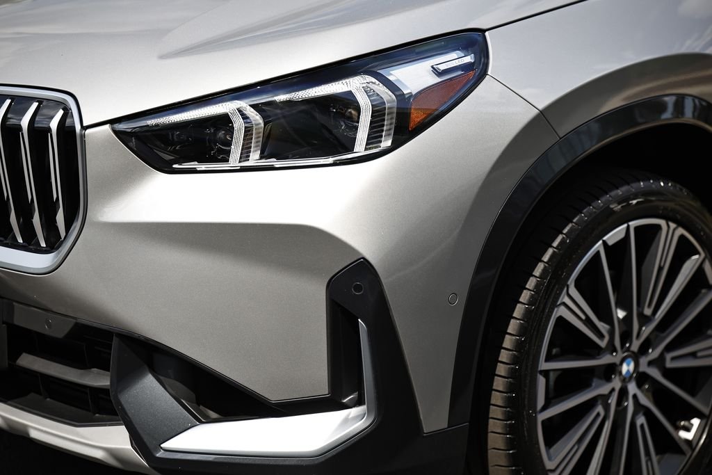 Used 2025 Space Silver Metallic BMW xDrive28i image 12