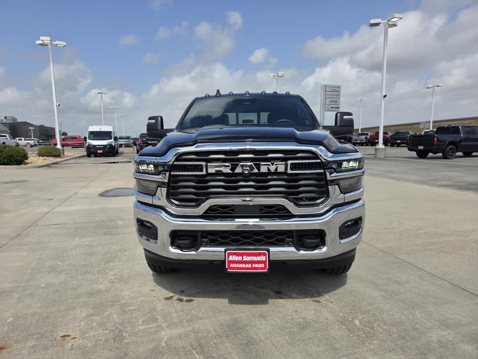 New 2026 Diamond Black Crystal Pearl-Coat Exterior Paint RAM Tradesman image 8