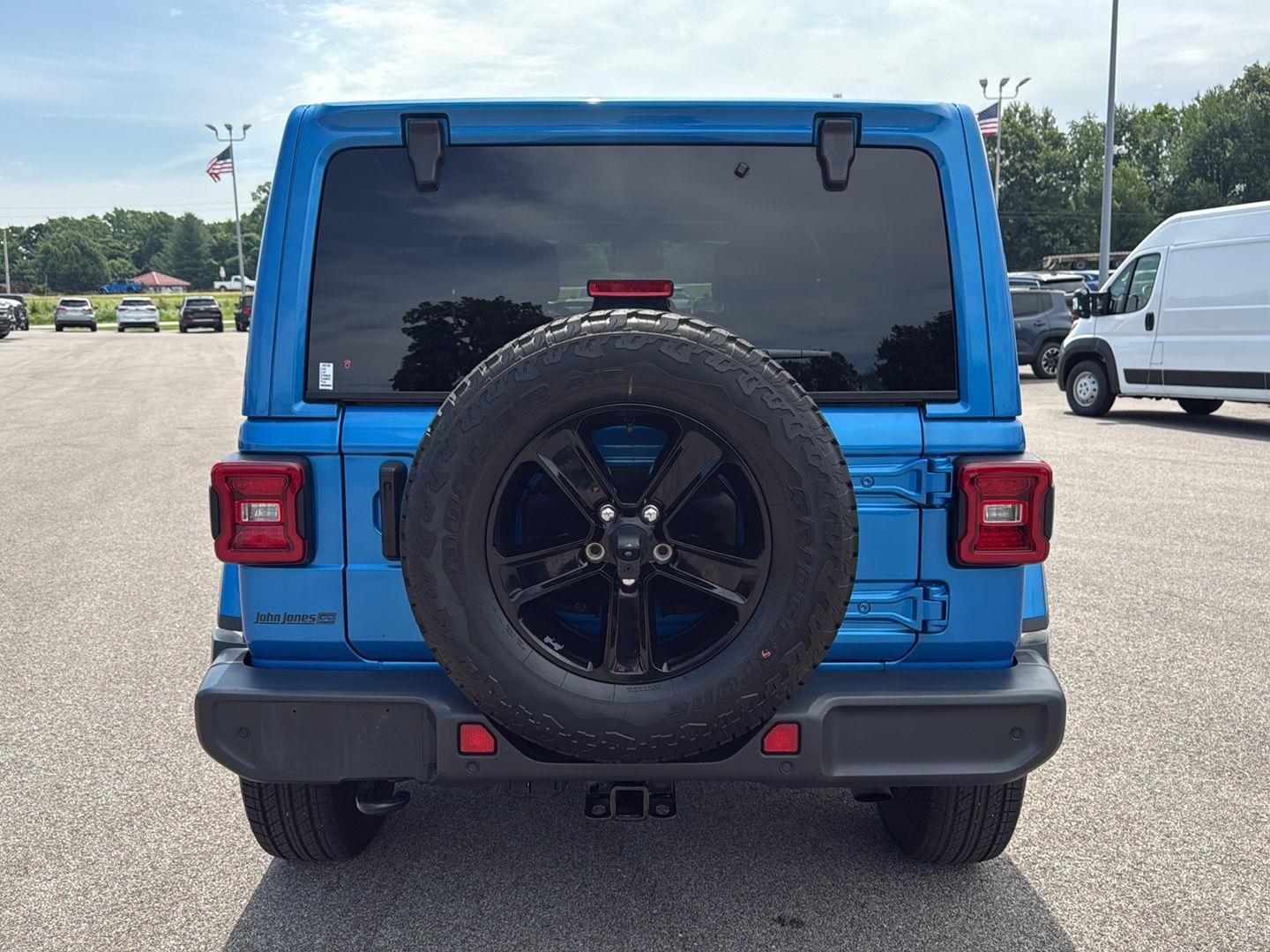 Used 2022 Hydro Blue Pearlcoat Jeep Unlimited Sahara Altitude image 15