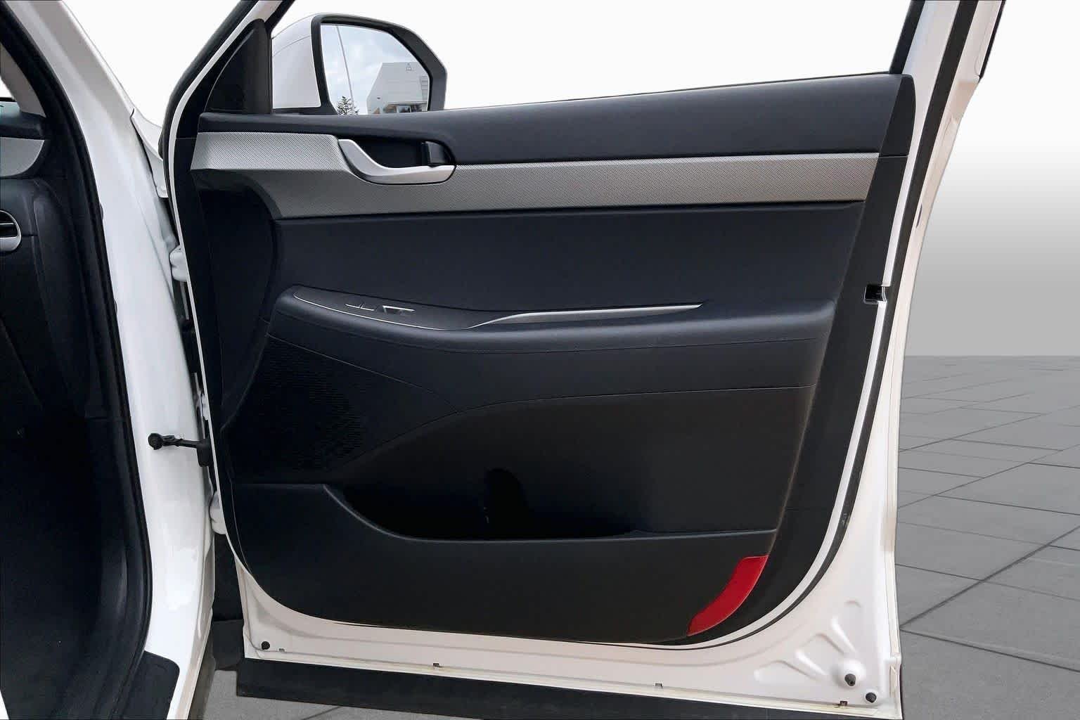 Used 2025 Hyper White Hyundai SEL image 24