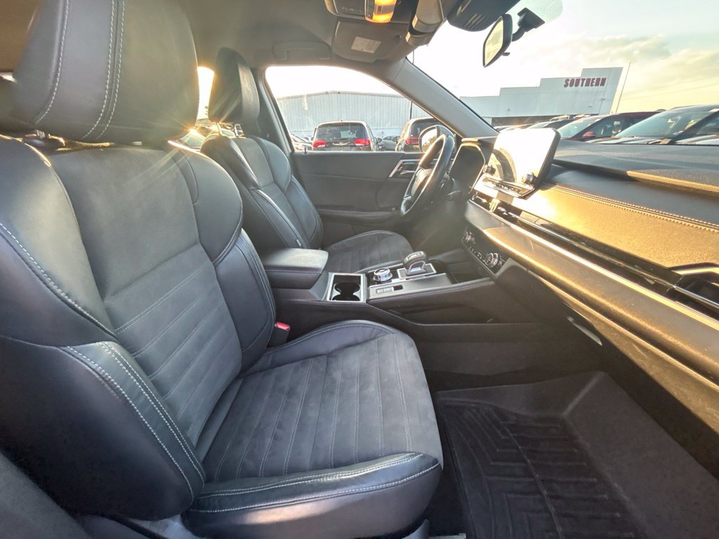 Used 2022 Silver Mitsubishi SE image 23