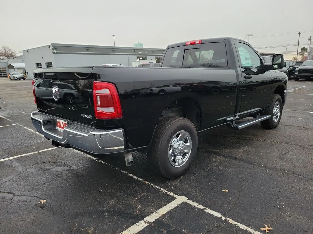 New 2024 Diamond Black Crystal Pearl-Coat Exterior Paint RAM Tradesman image 7