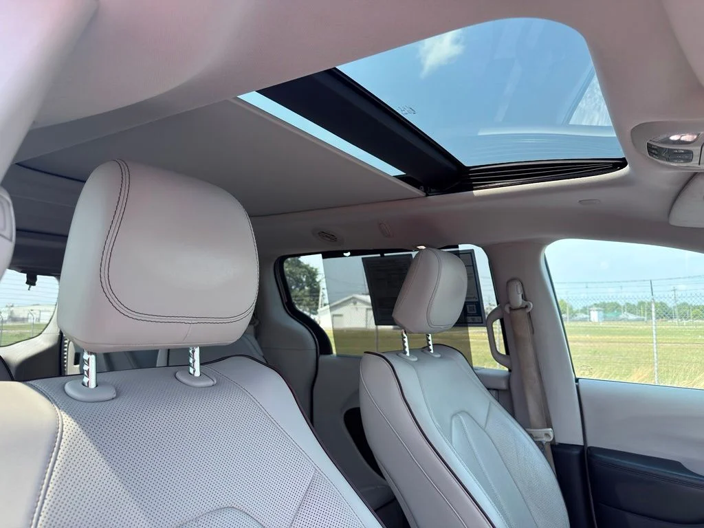 Used 2017 Silver Chrysler Limited image 37