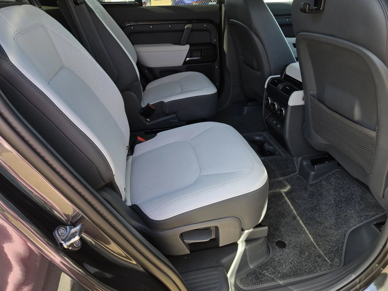 Used 2025 Gray Land Rover V8 image 40