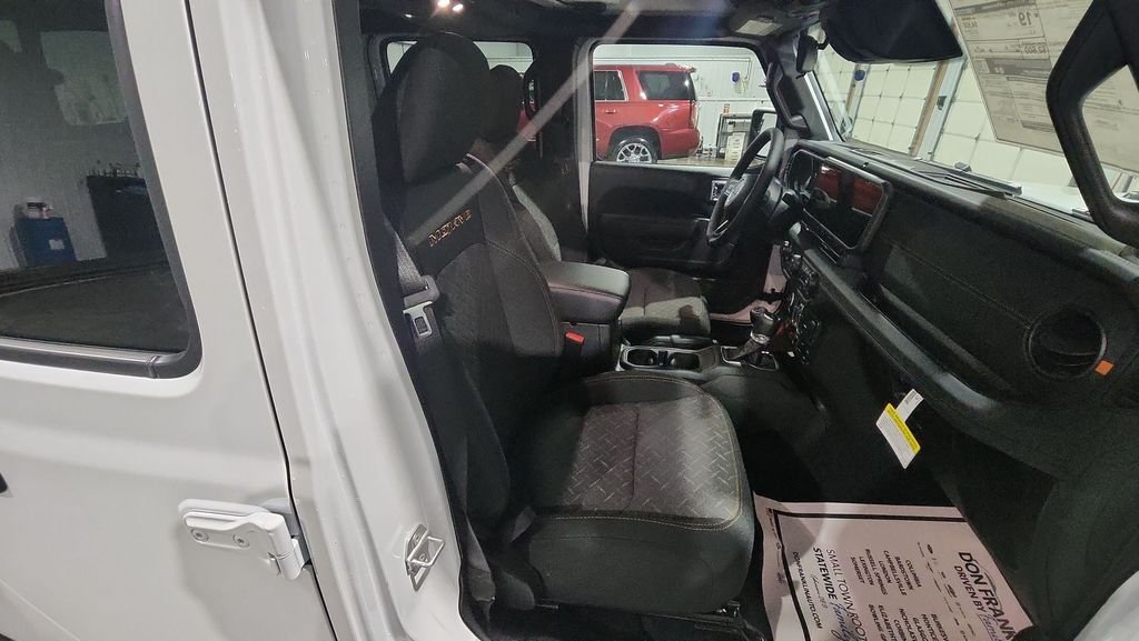 New 2026 Bright White Clear-Coat Exterior Paint Jeep Mojave image 28
