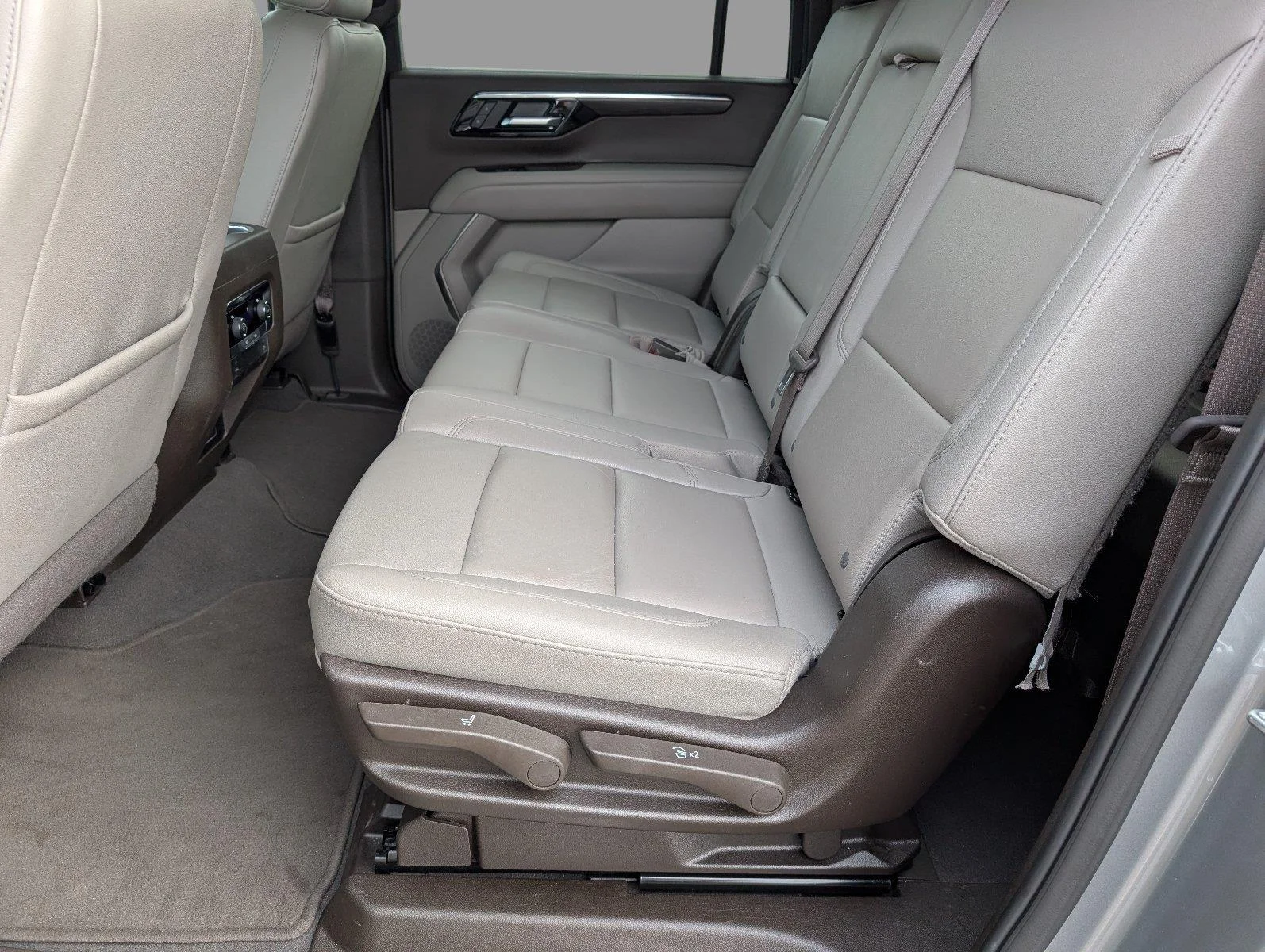 Used 2025 Sterling Gray Metallic Chevrolet LT image 34