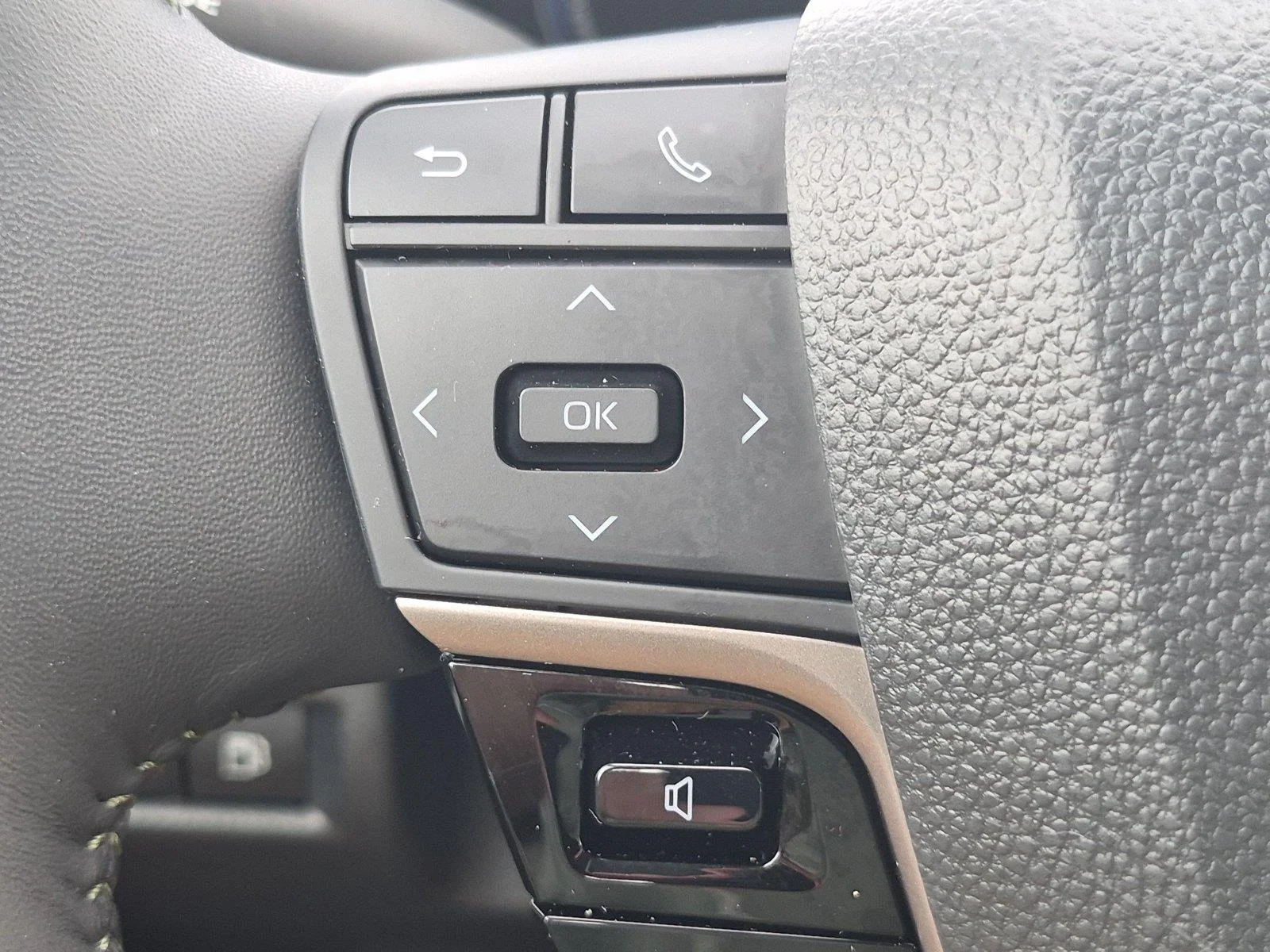 Used 2026 Wind Chill Pearl Toyota XLE image 19