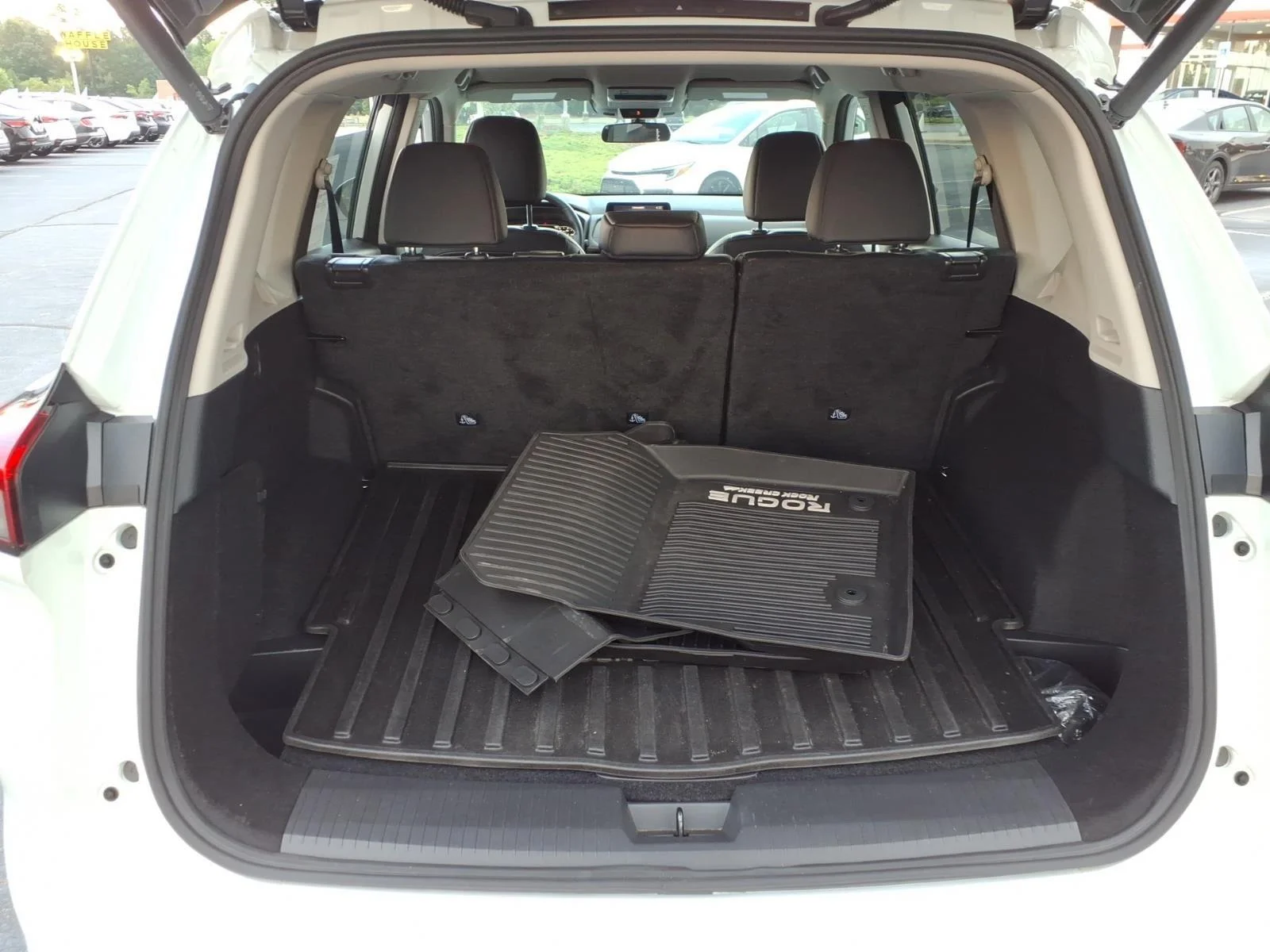 Used 2025 Everest White Pearl Nissan Rock Creek image 29