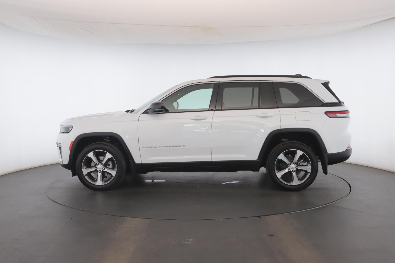New 2026 Bright White Clear-Coat Exterior Paint Jeep Limited image 18