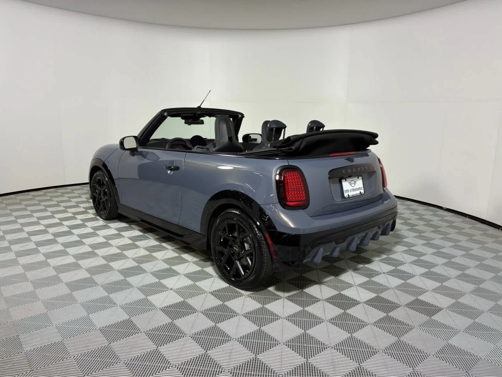 New 2026 Copper Grey Metallic MINI Iconic image 5