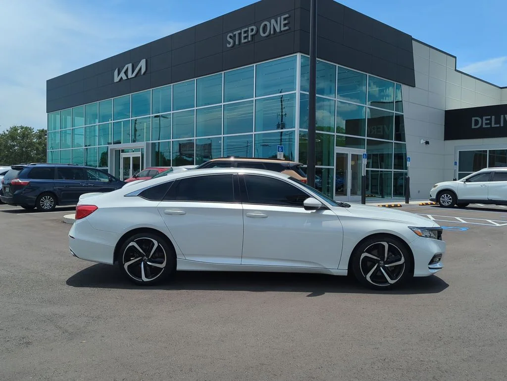 Used 2018  Honda Sport image 8