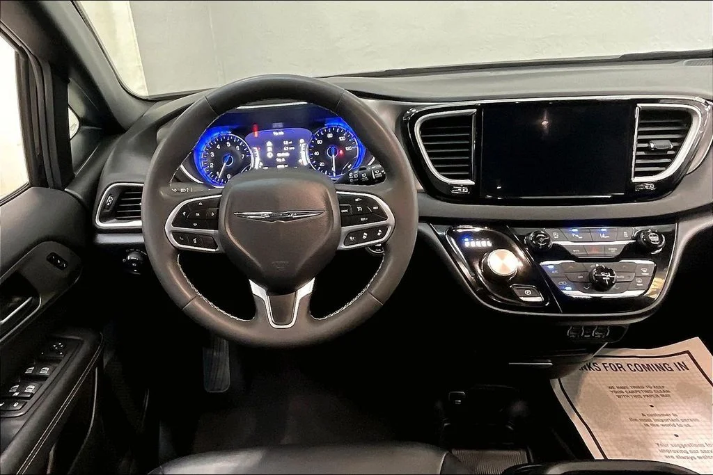 Used 2025 Black Chrysler Select image 4