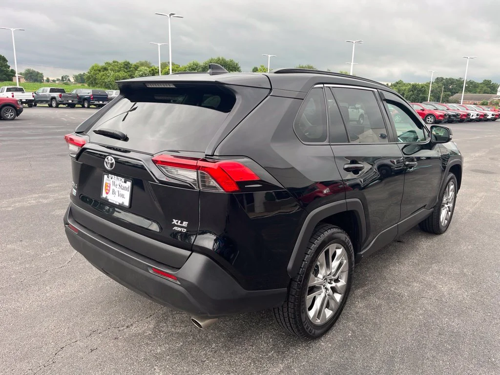 Used 2020 Midnight Black Metallic Toyota XLE Premium image 5