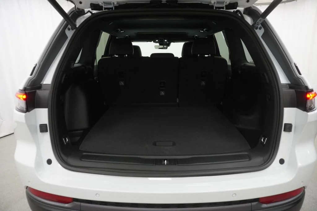 New 2026 Bright White Clear-Coat Exterior Paint Jeep Altitude image 31