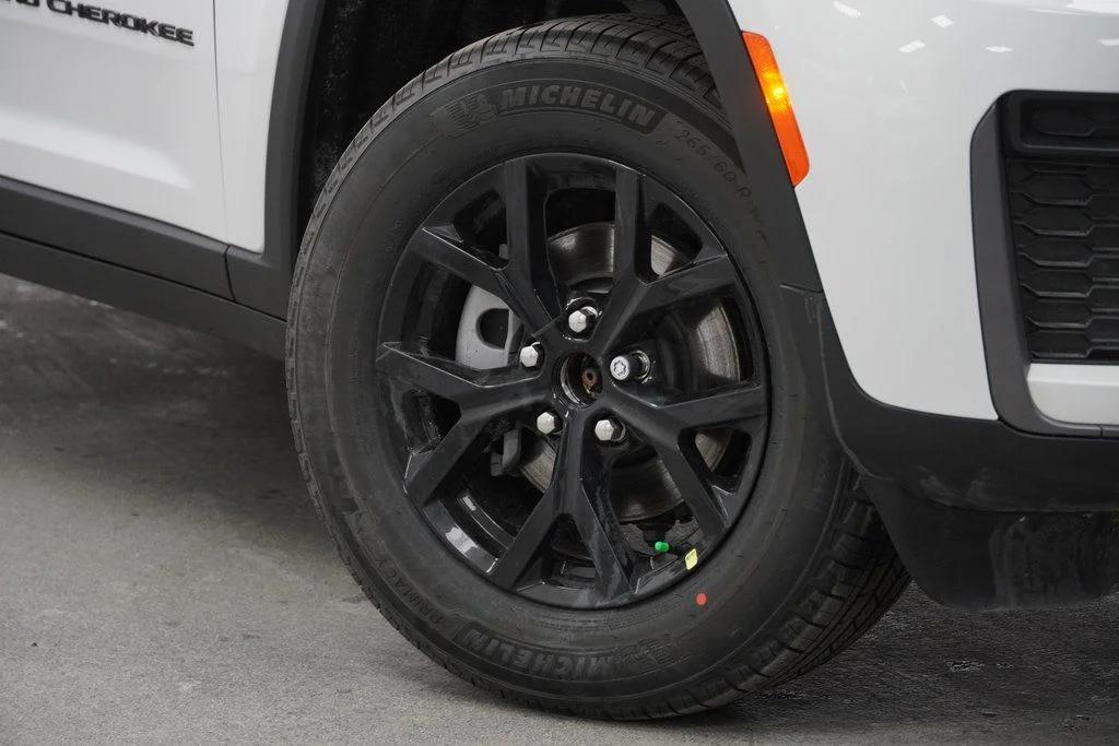 New 2026 Bright White Clear-Coat Exterior Paint Jeep Laredo Altitude image 4