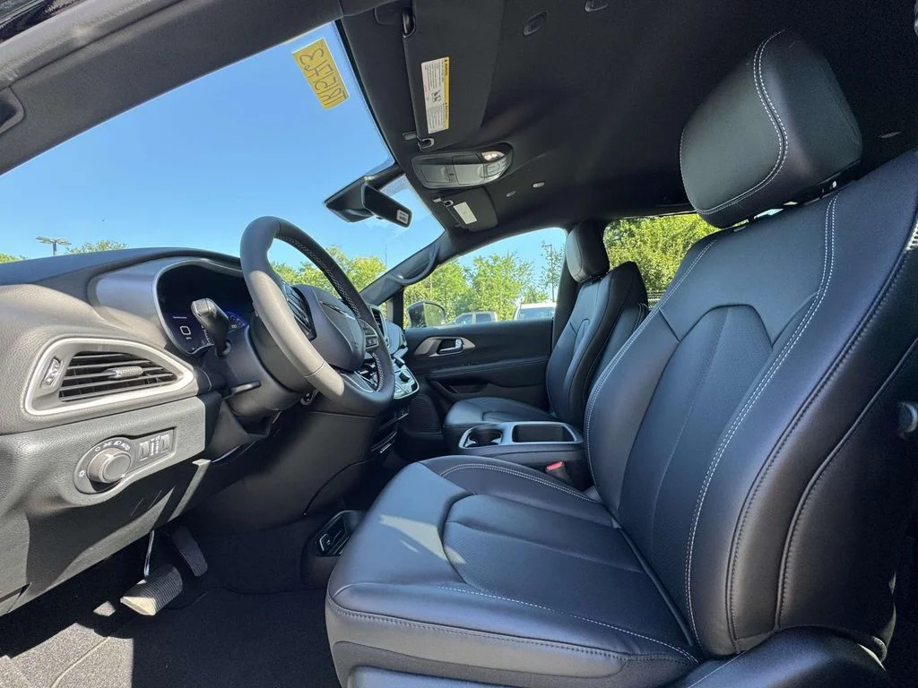 2026 Chrysler Voyager LX - Photo 14